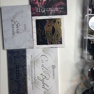 Eyeshadow vault